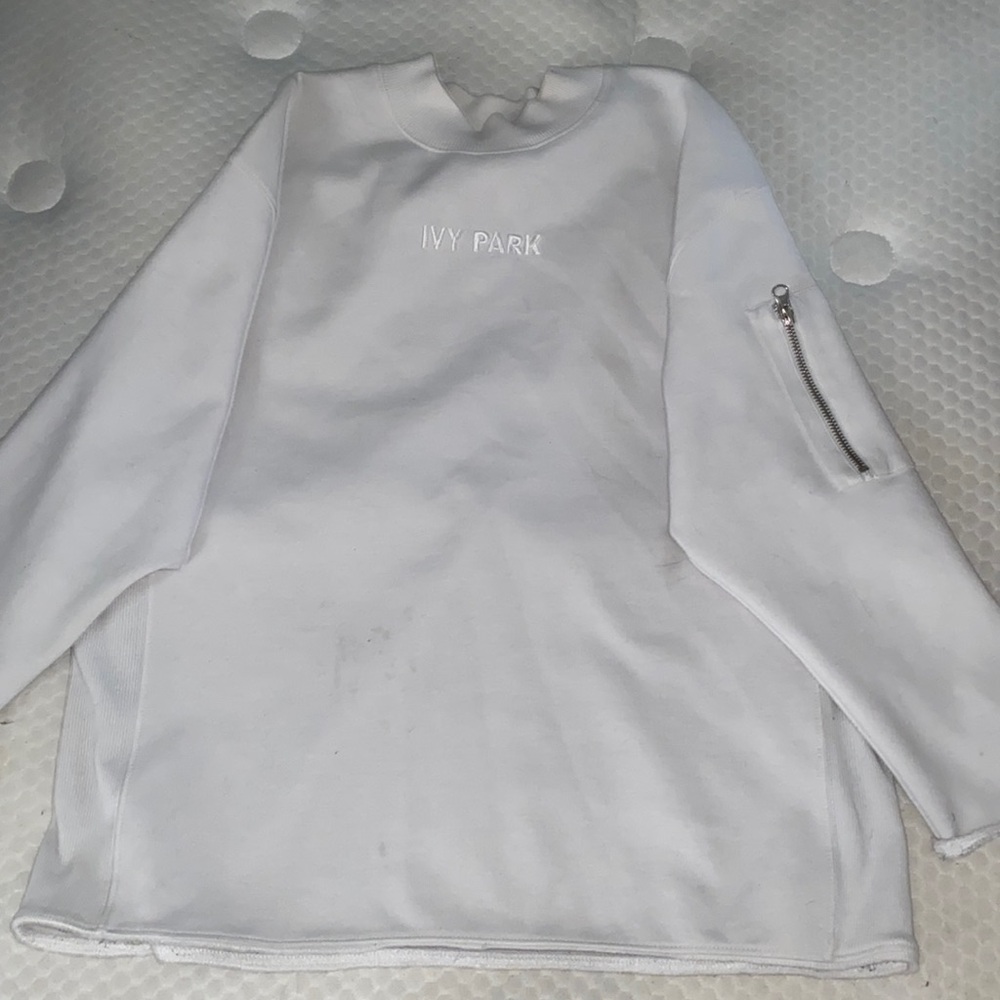 Ivy Park Crew Neck
No stains 
XS